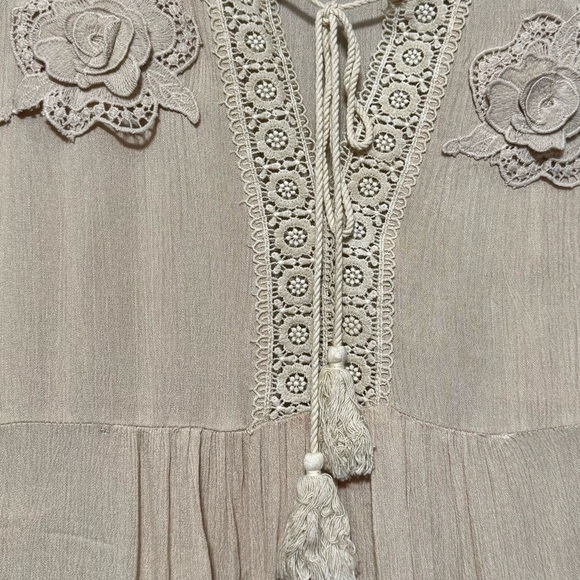 ENTRO Romantic Crepe with Crochet Lace Floral Appliqué Accent Long Sleeve Top - Picture 5 of 9